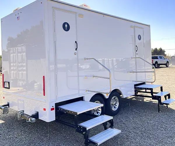 luxury-restroom-trailers-bakersfield (2)